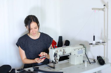 smartphone kullanarak Internet fikirler arıyor craftswoman.