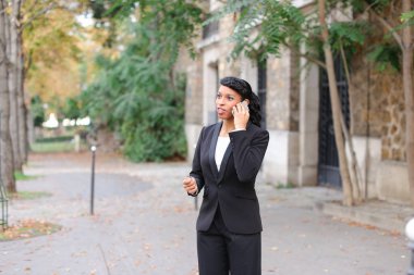 Sevgili melez kız parkta smartphone ile mesaj yazma.