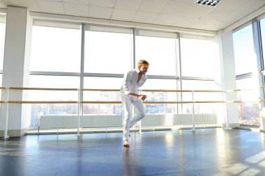 Genç sarışın dansçı kazanan beyaz elbiseli sahiptir ve sıcak yapar