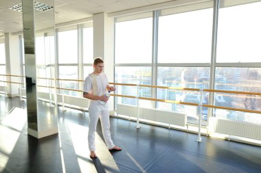 Spor spor salonu Basında sallanan mühendisi