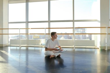 Profesyonel sporcu özenle rekabet için hazırlanıyor