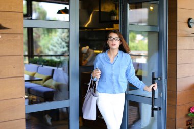 Neşeli kadın Restoran, bırakarak smartphone ve tuvalet tarafından söz