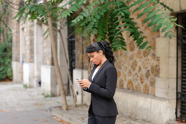Sevgili melez kız parkta smartphone ile mesaj yazma.