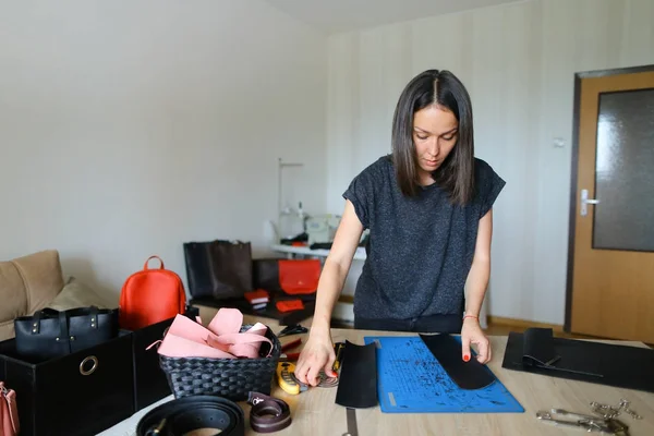 Master de corte de cuero para la fabricación de zapatos . — Foto de Stock