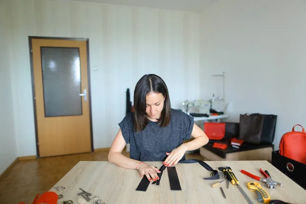 Estudiante aprendiendo a coser cremallera en el bolso . — Foto de Stock