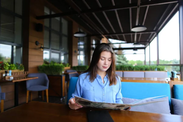 Mujer bonita leyendo menú en el restaurante con la cara de cerca   . — Foto de Stock
