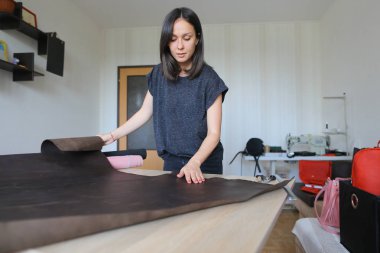 öğretmen öğrencilerin nasıl deriyle çalışmayı gösteren.