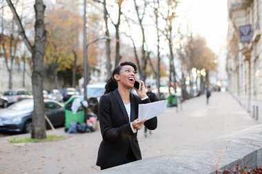 Programcı kağıtları ile sokakta dans güzel kız işi