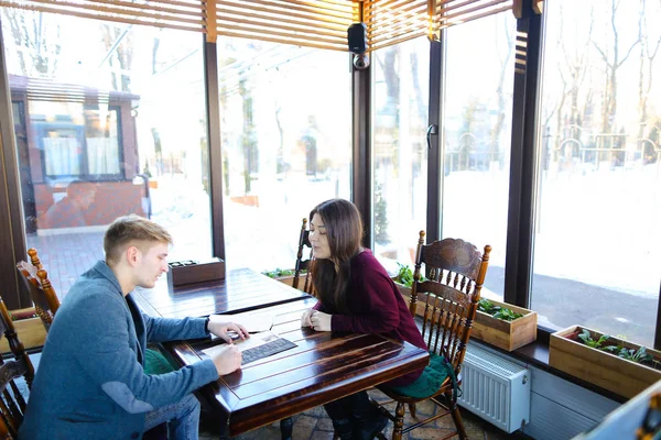 Abogado discutiendo trabajo con el cliente en la cafetería — Foto de Stock