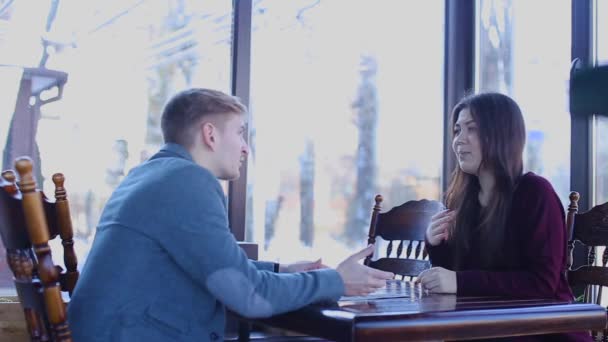 Young girl speaking with lawyer at cafe table. — Stock Video