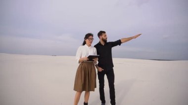 Mimarlar erkek ve kadın seaside Hotel'de bina tartışıyor.