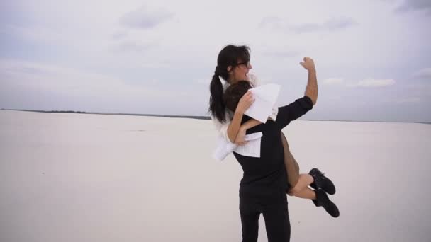 Slow motion futurs journalistes heureux mâle et femelle promouvoir projet d'aquapark au bord de la mer . — Video