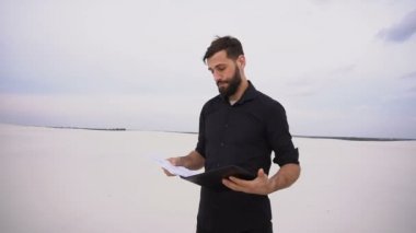 Yavaş hareket ressam erkek deniz kenarında çizimler ile ilgilenen.