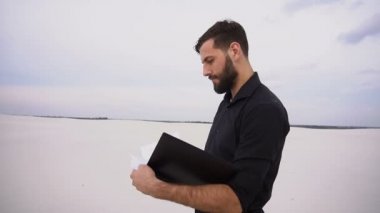 Ağır çekim Oluşturucu adam ıssız yerde yeni konut kompleksi planlama.