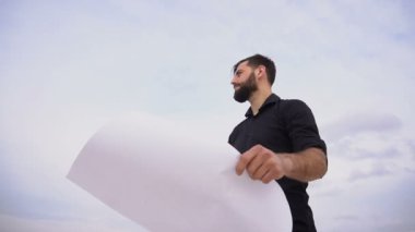 Arkeolog erkek meslektaşları ile konuşurken köyde kazı planı gözden geçirme.