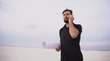 Smartphone ıssız yerde whatman kağıt tutan konuşan cevirmen.
