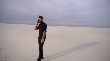 Amatör fotoğrafçı adam smartphone vasıl deniz konuşma.