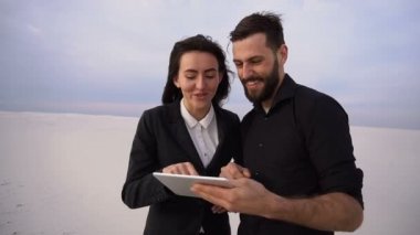 Ağır çekim karısı ve koca tatil bulmak için tablet kullanma.