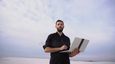 Yavaş hareket yazar erkek dizüstü bilgisayar ile aramak ilham sahil.