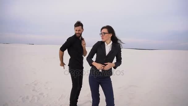 남성과 여성에 기쁨 마케터 해변에 휴가의 시작 — 비디오