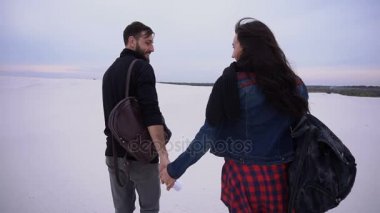 Ağır çekim kız ve erkek el ele tutuşarak ortak photoshoot için git.