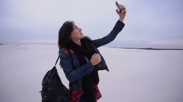 Slow motion student leraar vrouwelijke nemen van selfies met smartphone op zee. — Stockvideo