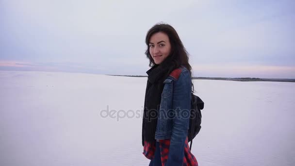 Senhora do blogueiro com smartphone filmando em vídeo no lugar deserto . — Vídeo de Stock