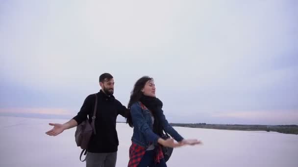 Femme se réjouissant de bonnes nouvelles de mari au bord de la mer . — Video