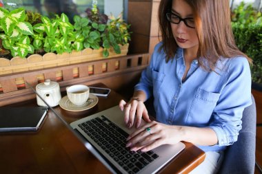 Smartphone ile konuşmak ve laptop ile café'de çalışan serbest meslek