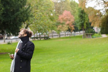 İspanyol adam akıllı park kız arkadaşı ile sohbet.