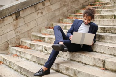 Personel danışman dizüstü bilgisayarda adımları tarafından müşteri ile sohbet.