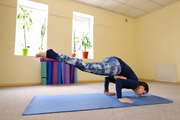 Ibu baru menggunakan kelas yoga untuk menghidupkan kembali rasa sakit di tulang belakang — Stok Foto