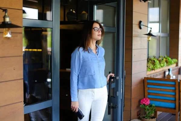 Neşeli kadın Restoran, bırakarak smartphone ve tuvalet tarafından söz