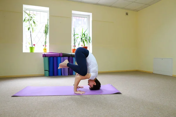 Perempuan dari Eropa penampilan terlibat dalam yoga di studio kebugaran . — Stok Foto