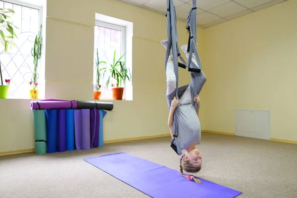 Malá holčička se provádí ve vzduchu akrobatické prvky. — Stock fotografie