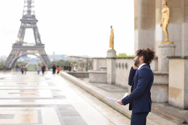 Muszlim fiú flörtöl barátnője smartphone közelében Eiffel által — Stock Fotó