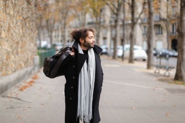 Europe ziyaret ve çanta ile yürüyüş mutlu yarım Afrika turizm.