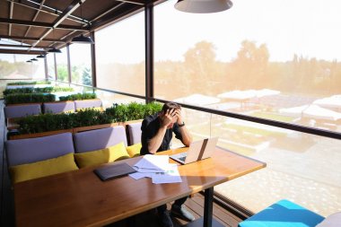 Serbest metin yazarı metin kafe masada dizüstü bilgisayarda yeniden yazmak.