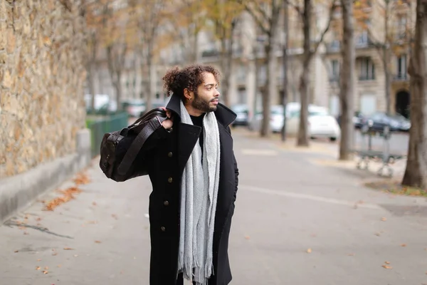 Europe ziyaret ve çanta ile yürüyüş mutlu yarım Afrika turizm.