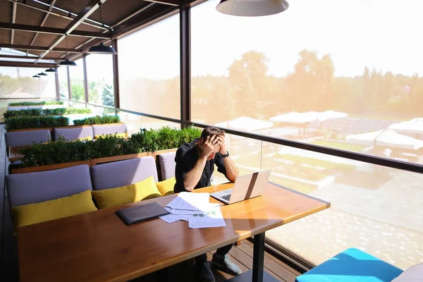 Serbest metin yazarı metin kafe masada dizüstü bilgisayarda yeniden yazmak.