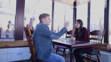 İş destek müşteri ile kafeterya masada konuşurken profesyonel