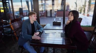 Kahve evine aperatif için pazarlamacılar gel