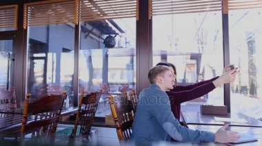 Genç çift ön kamera Smartphone Café selfie fotoğraf yapma