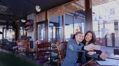 Çift ön bakan smartphone kamera Café selfie yapma
