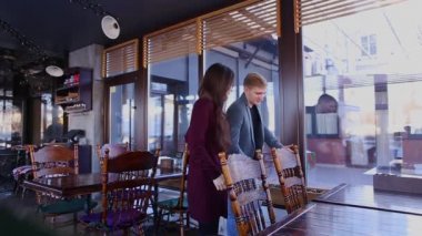 Ferah çift kafe zaman harcama.