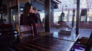 Kahve evinde iş tartışmak için gazeteciler gelir