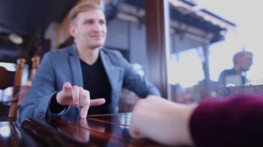 Romantik mutlu çifti eller yukarı kapatın.