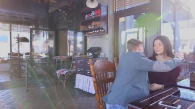 Kafede kucaklama kız erkek.