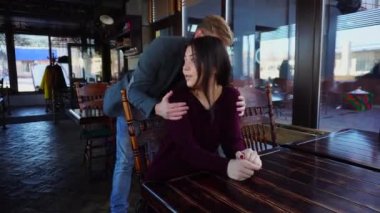 Kardeş kardeş luncheonette olarak beklenmedik görünümünü tarafından şaşırtıcı.