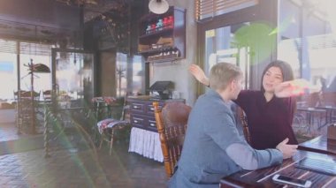 Cafe masa kardeş sarılma kardeşim.